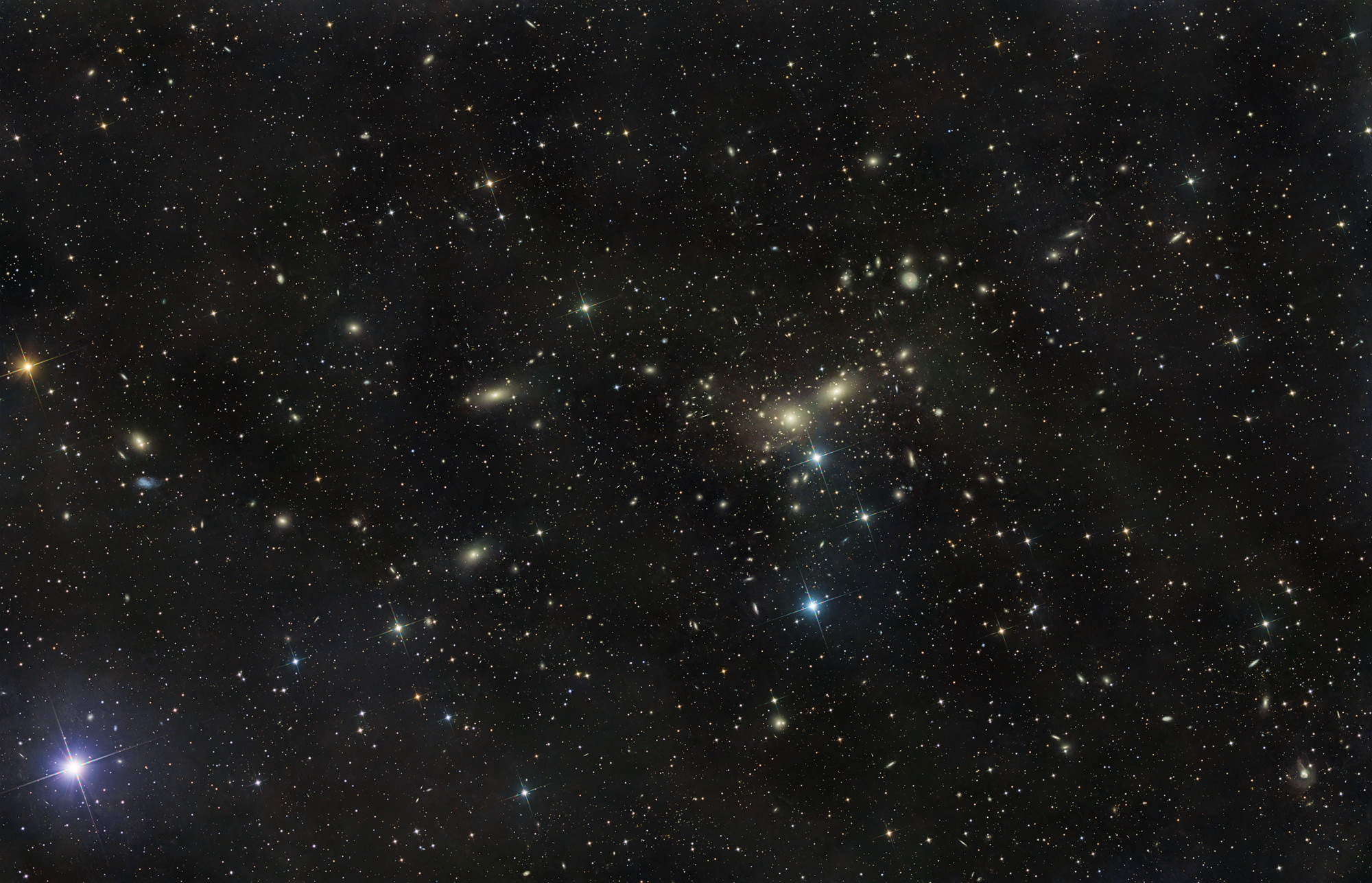 Der Coma-Galaxienhaufen Abell 1656 ist eine riesige Ansammlung von über 1000 Galaxien im Sternbild Haar der Berenike (lat. Coma Berenices). Der Galaxienhaufen hat ein Winkelausdehnung von etwa 3° × 5°.